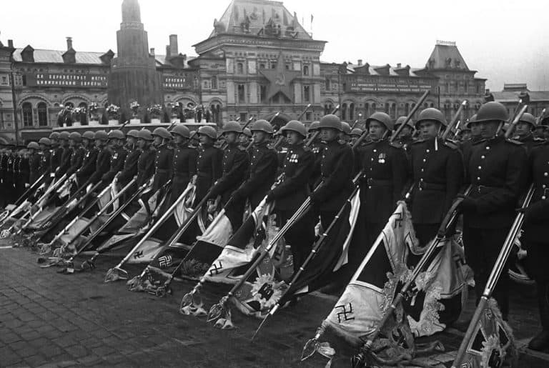 Радянські солдати опускають німецькі прапори під час параду в Москві, 24 червня 1945 року
